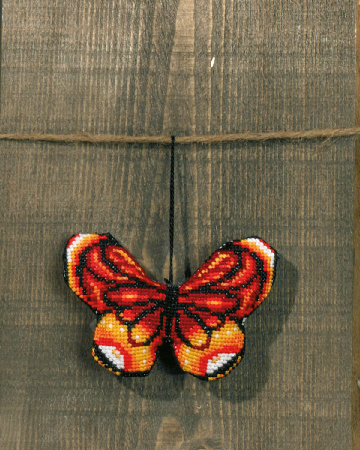 Sommerfugl ophæng rød – Broderikit (9 x 6 cm)