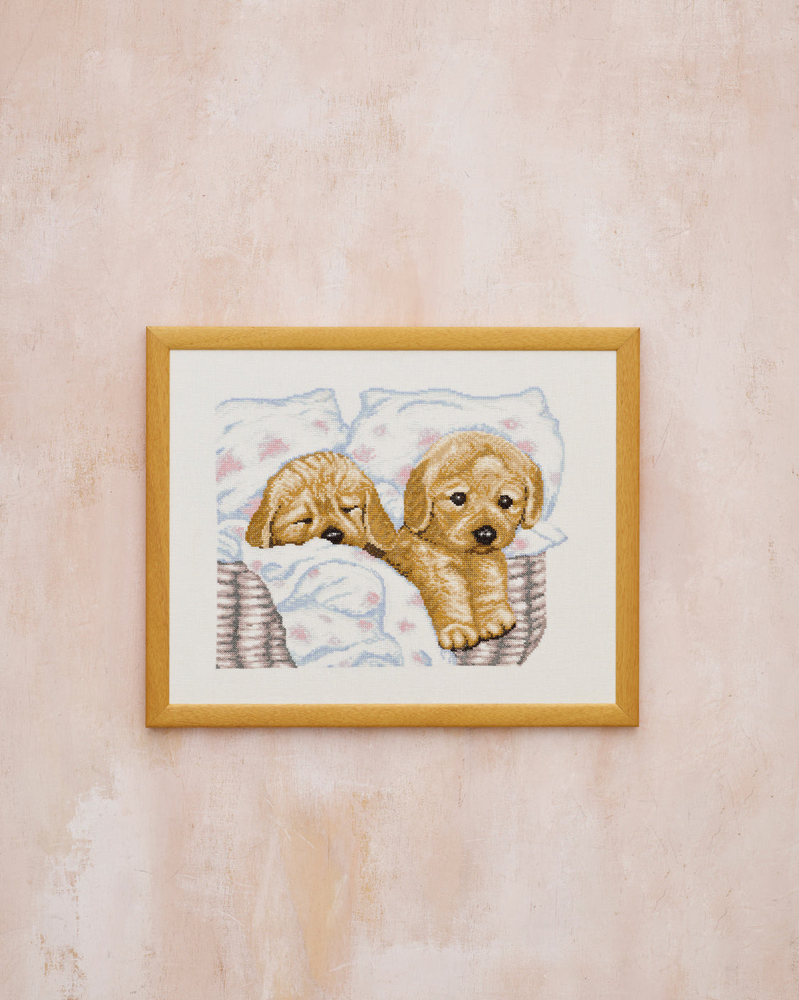 Hvalpe i Kurv – Broderikit (43 x 34 cm)