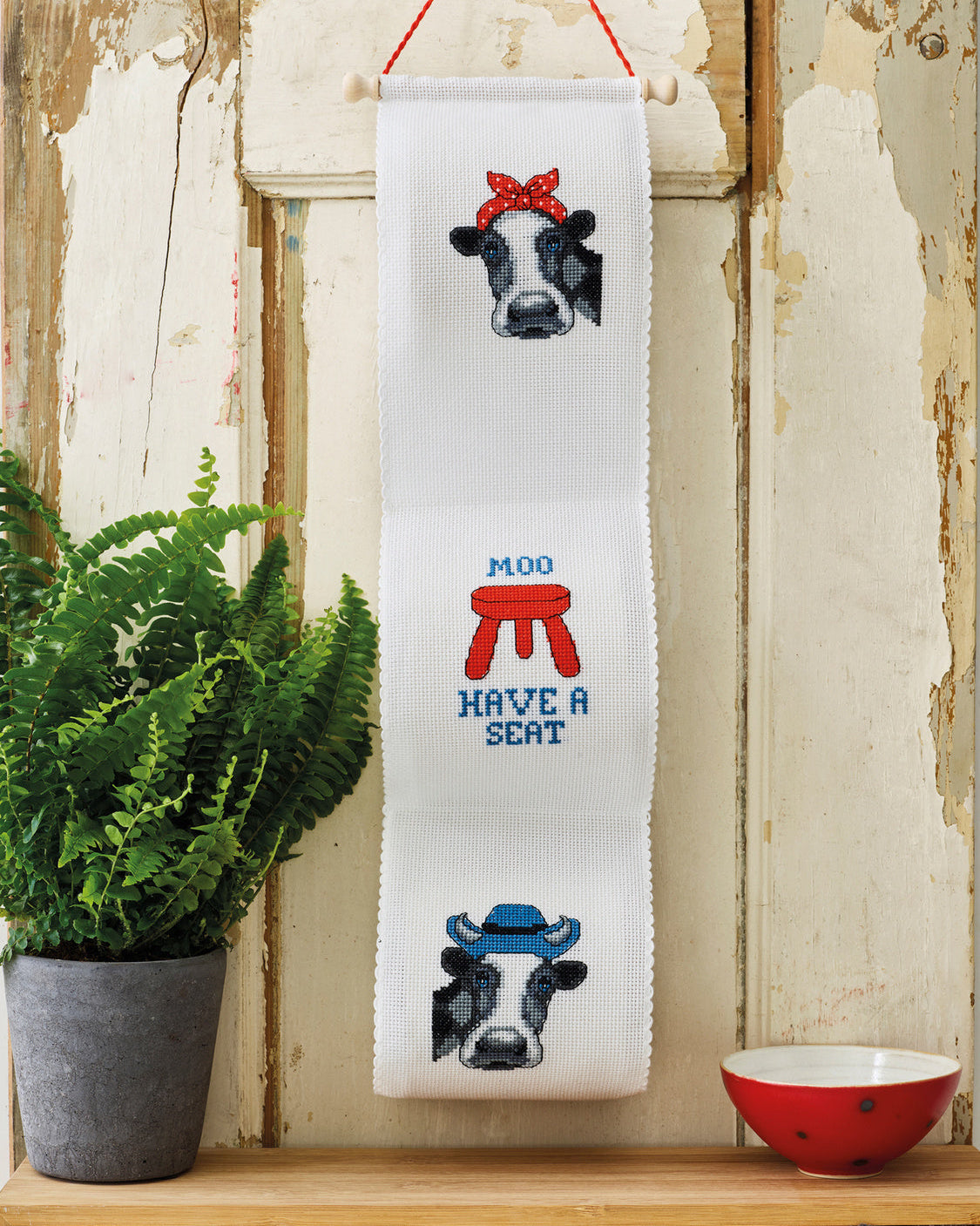 Moo have a seat på Toiletrulleholder – Broderikit