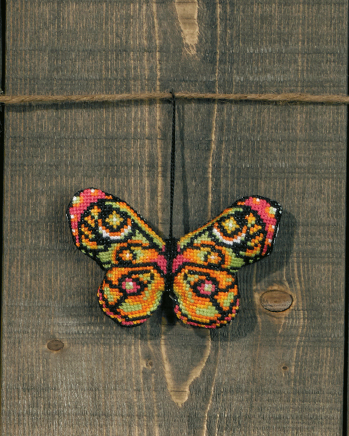 Sommerfugl ophæng grøn/pink – Broderikit (9 x 6 cm)