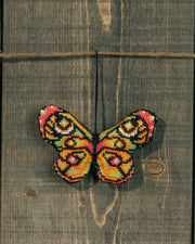 Sommerfugl ophæng grøn/pink – Broderikit (9 x 6 cm)