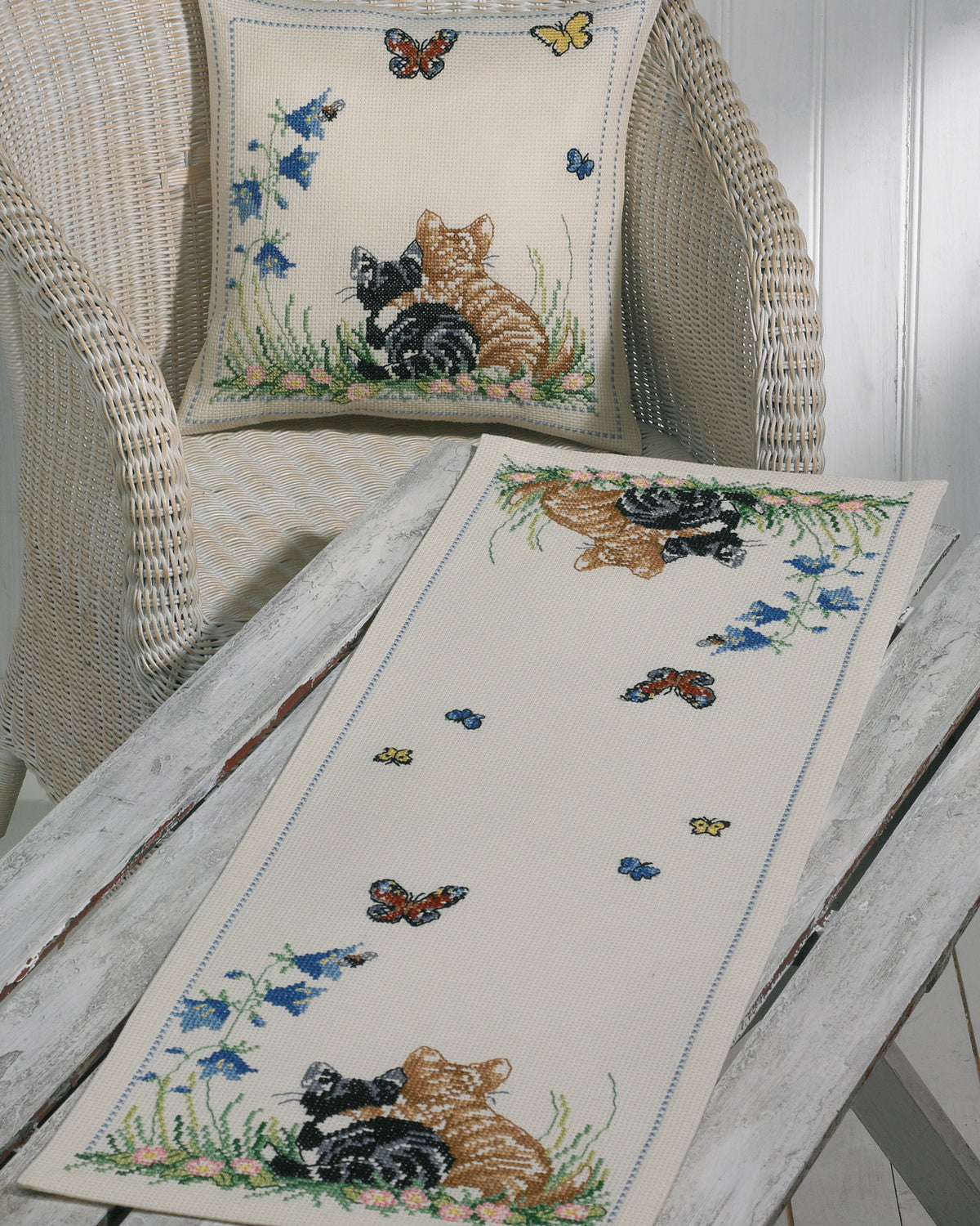 Kattevenner bordløber – Broderikit (35x95 cm)