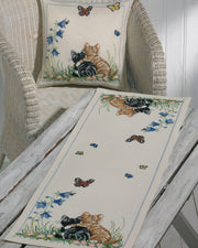Kattevenner bordløber – Broderikit (35x95 cm)