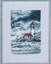 Fyrtårn i Stormvejr - Broderikit (26×35 cm)