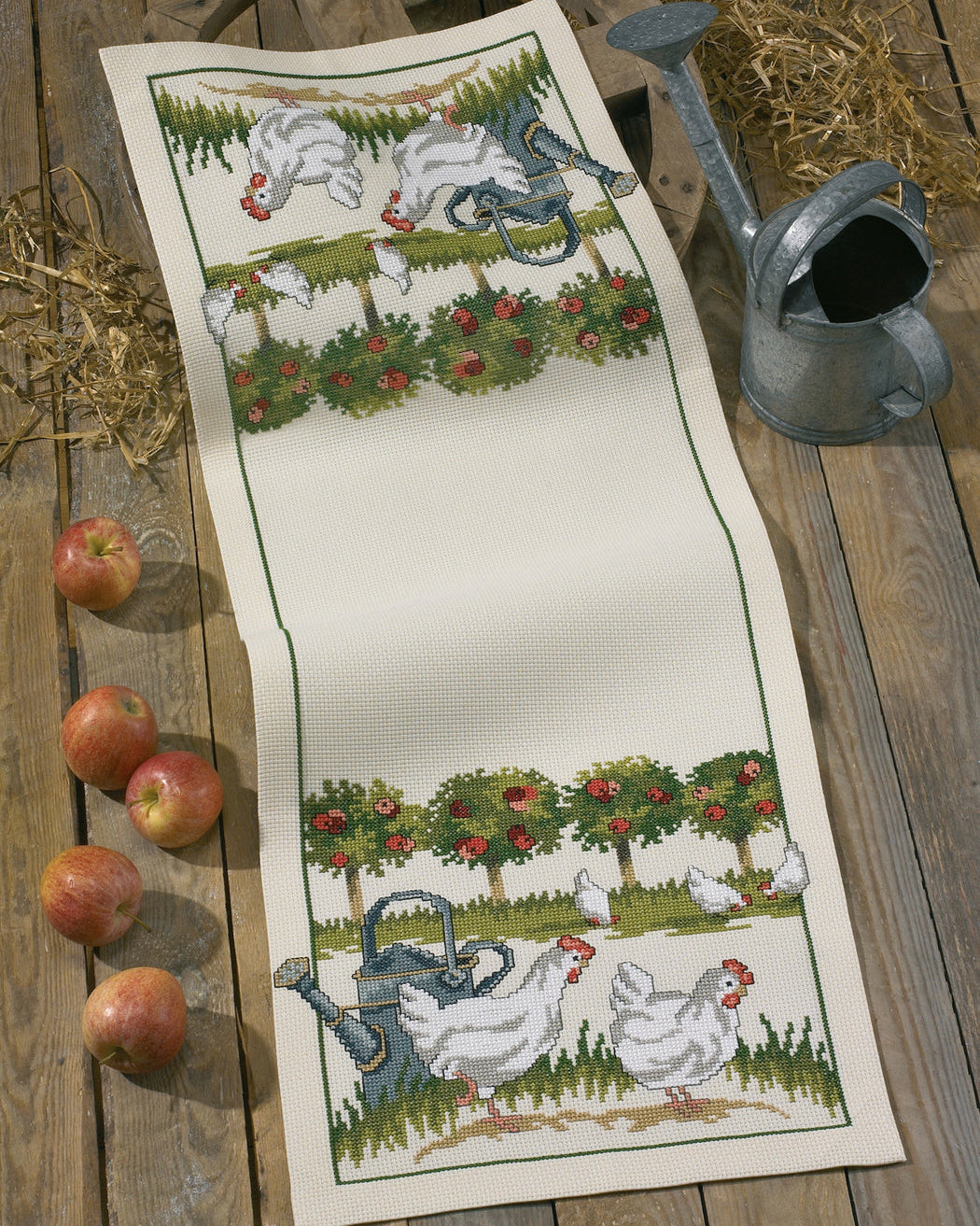 Høns i haven bordløber – Broderikit (42x110 cm)