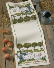 Høns i haven bordløber – Broderikit (42x110 cm)