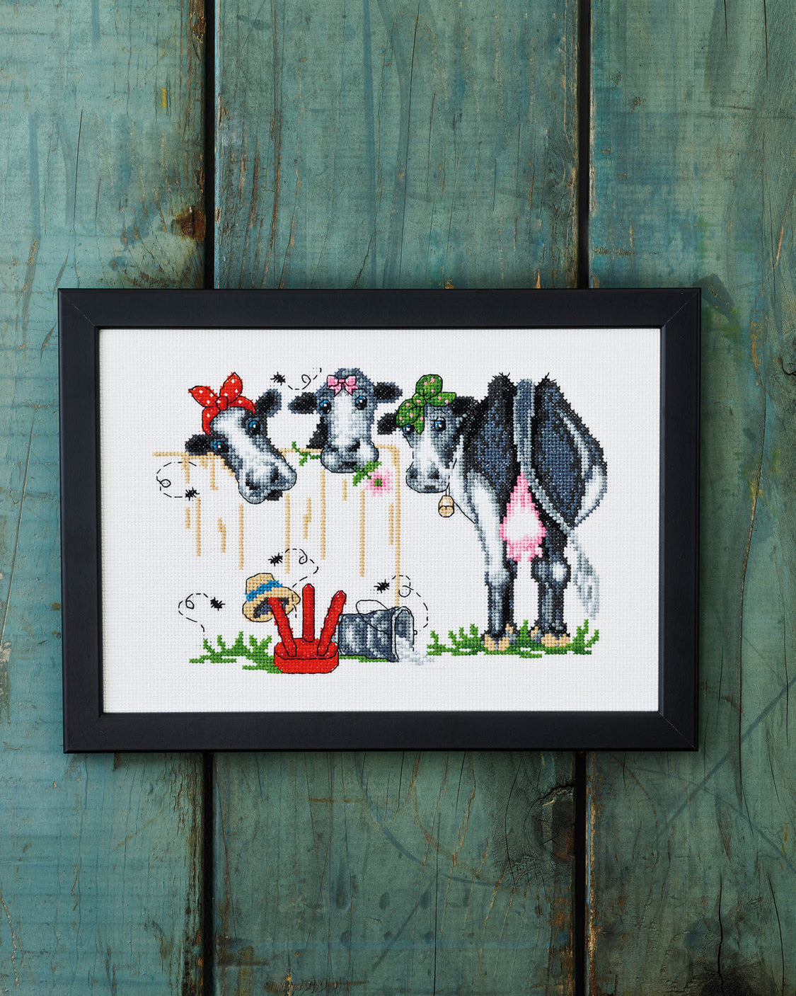 Undrende køer – Broderikit (29 x 20 cm)