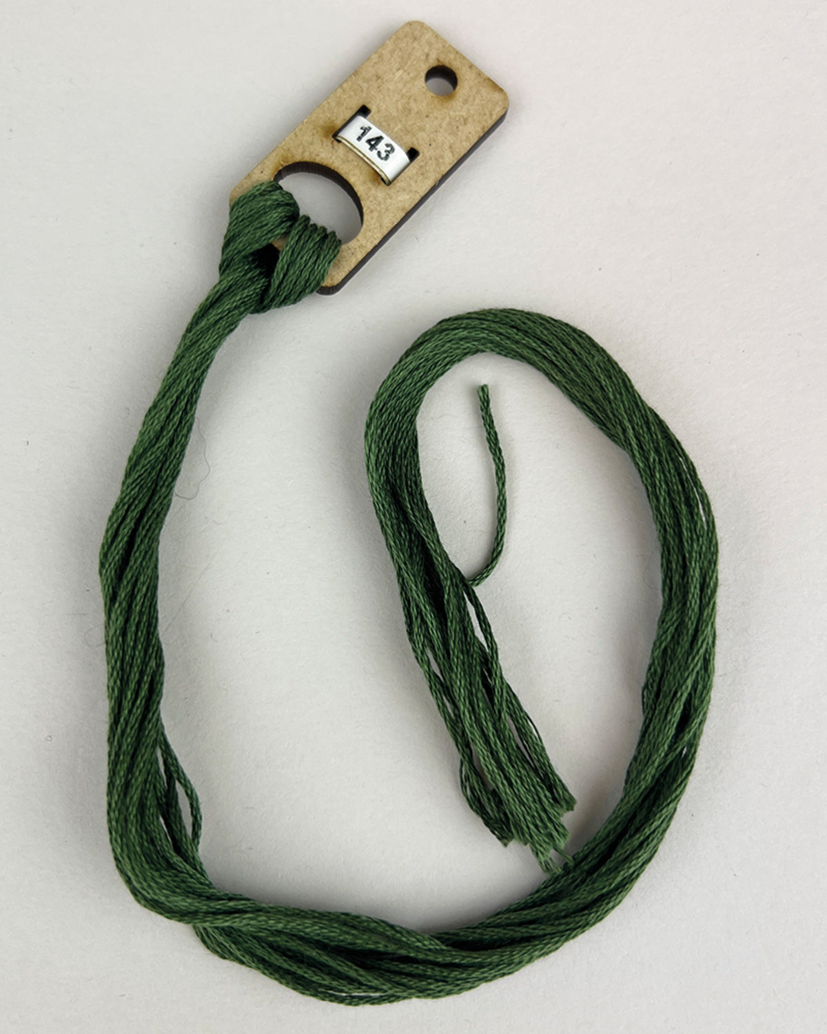 Trådholder i MDF – til broderigarn