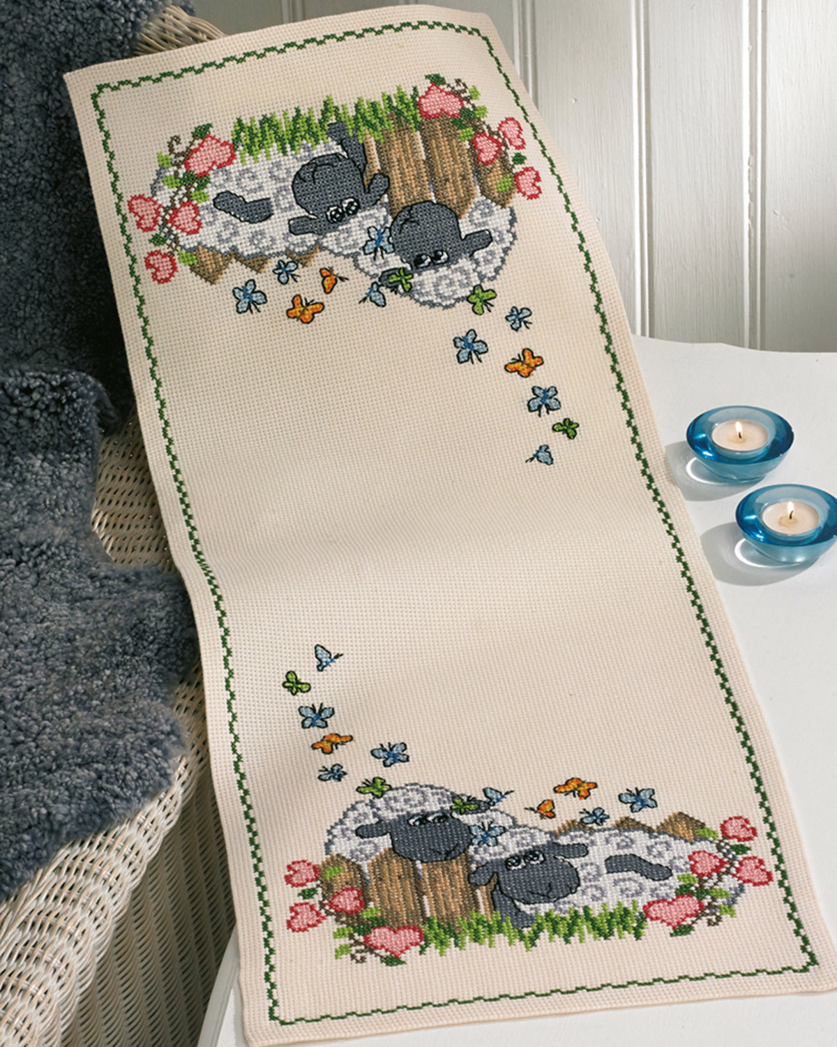 Fårehygge bordløber – Broderikit (36x94 cm)
