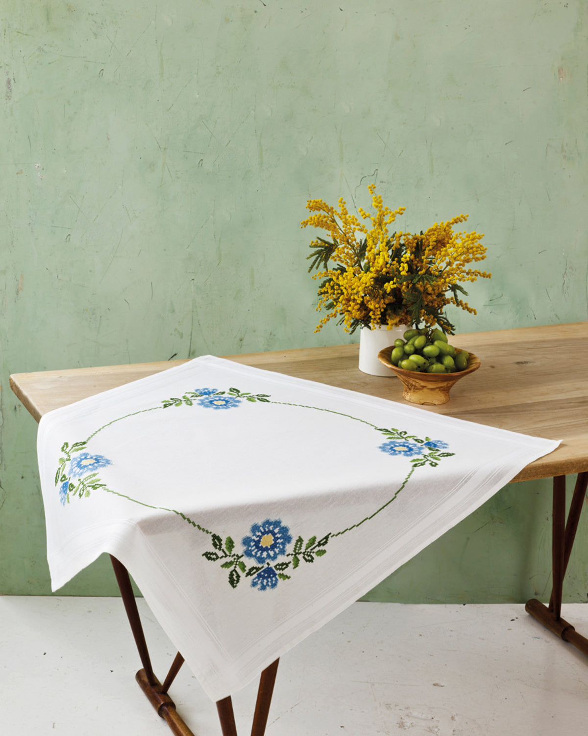 Dug med blå blomster – Broderikit (80 x 80 cm)