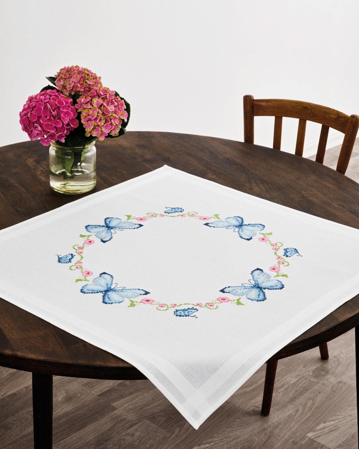 Dug med sommerfugle – Broderikit (80 x 80 cm)