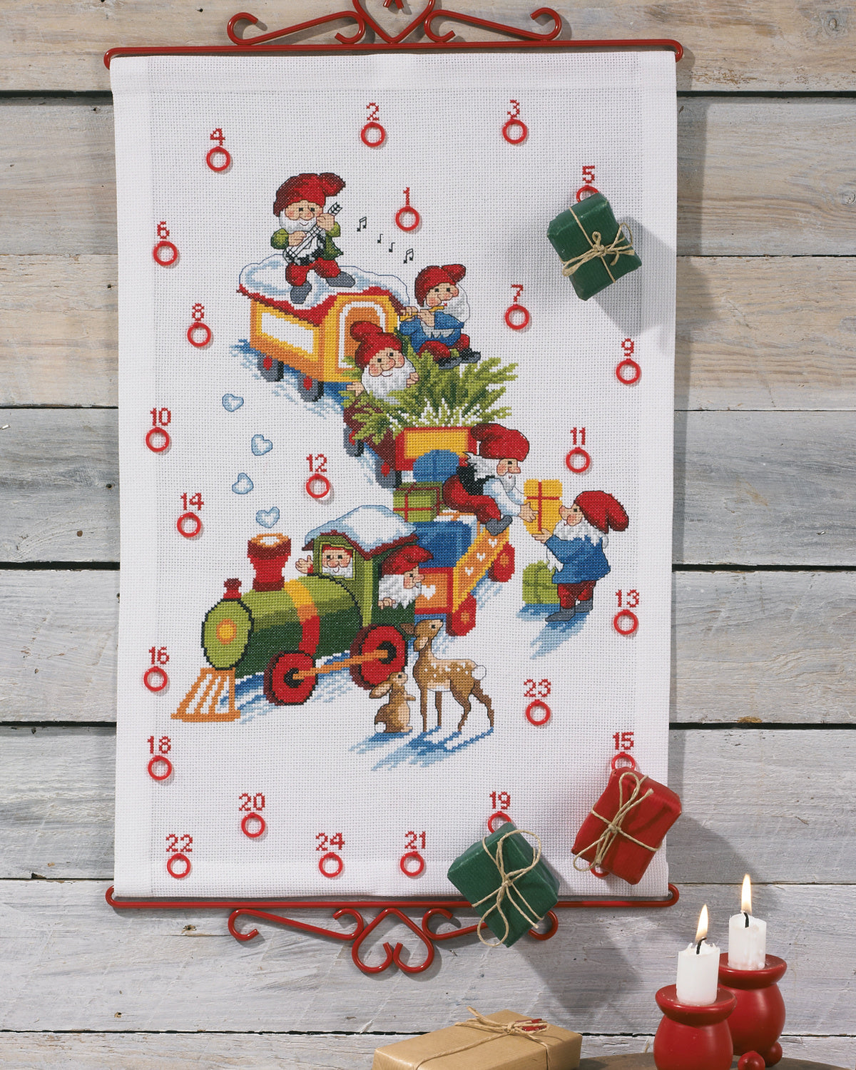 Julekalender Tog med Nisser - Broderikit (35×54 cm)