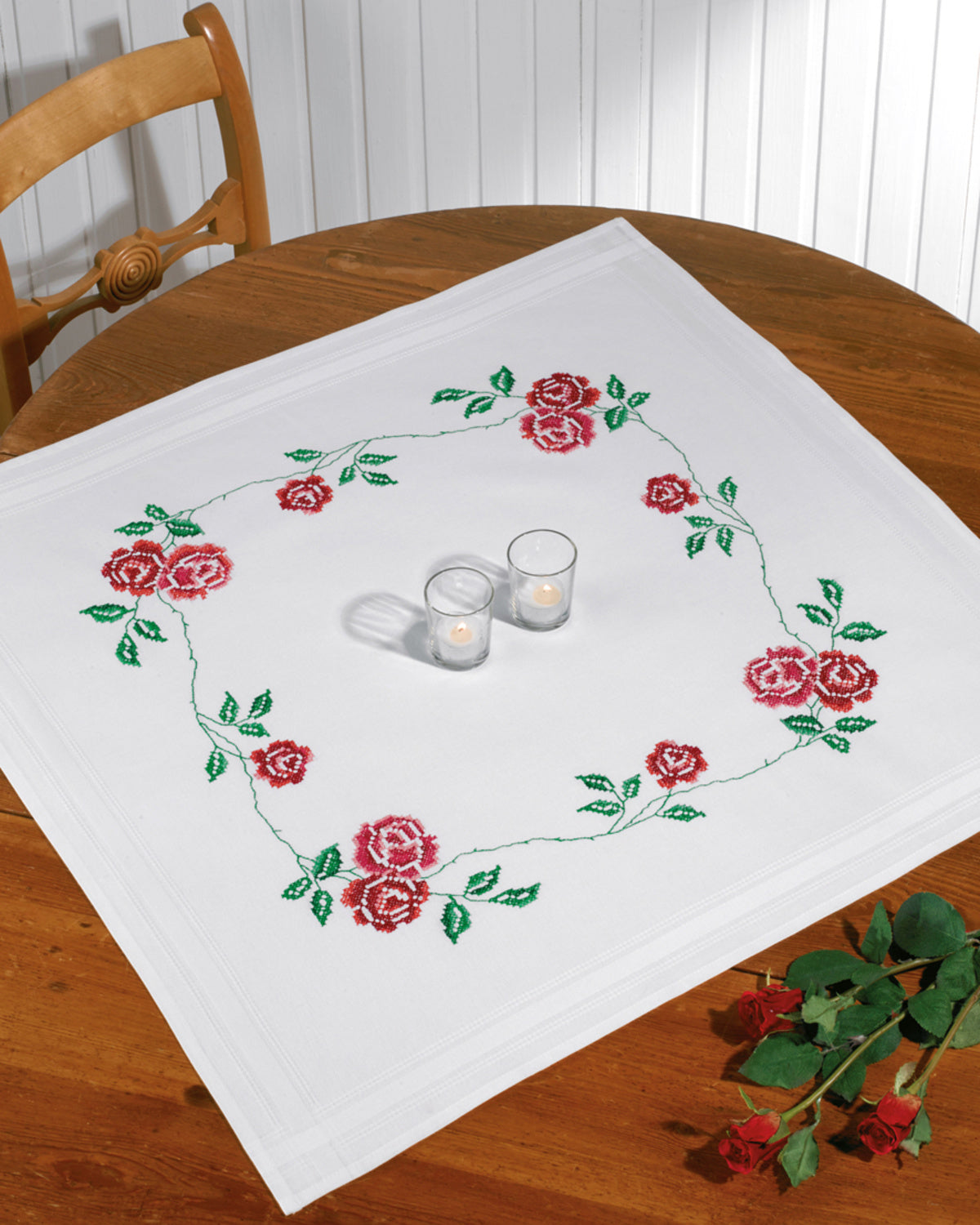 Dug med roser – Broderikit (80 x 80 cm)