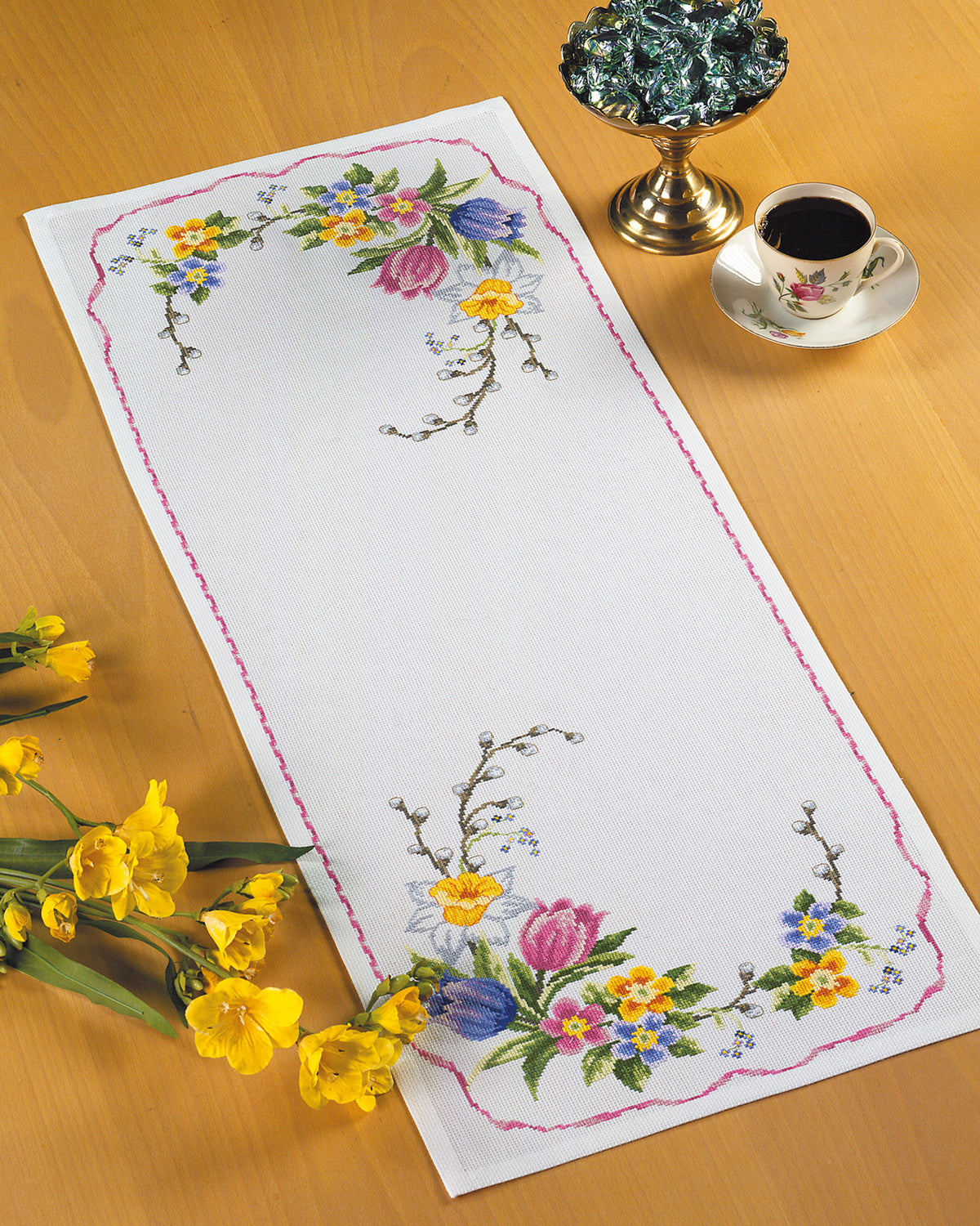 Forårsblomster bordløber – Broderikit (34x88 cm)