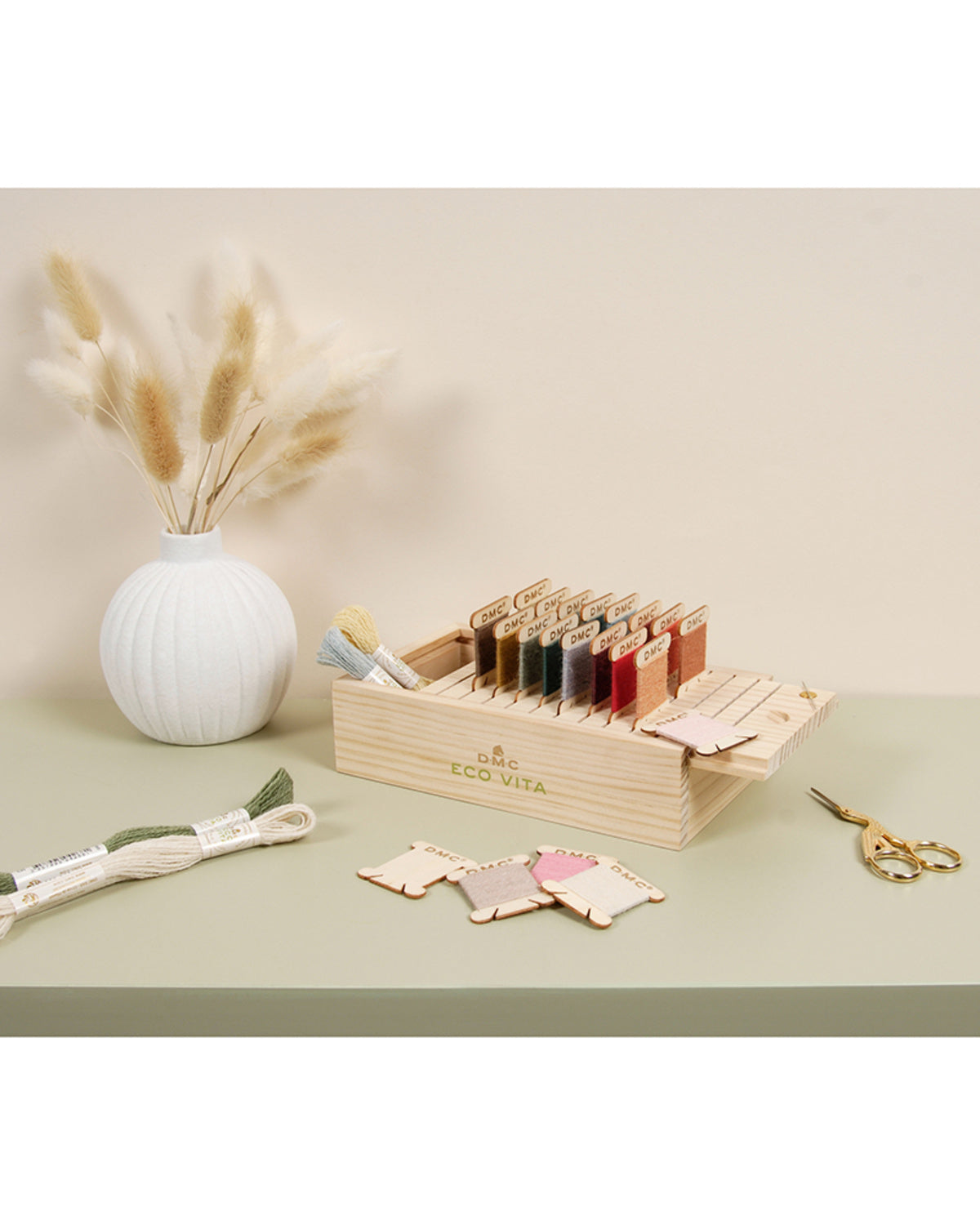 DMC Eco Vita Accessory Box – Bobbin Organizer med 24 Vindsler
