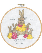 Fødselsbillede Kaninmor – Broderikit (Ø 18 cm)