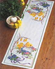 Kyllinger på æg bordløber – Broderikit (27x92 cm)