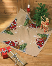 Juletræstæppe Nissen Sover - Broderikit (115×115 cm)