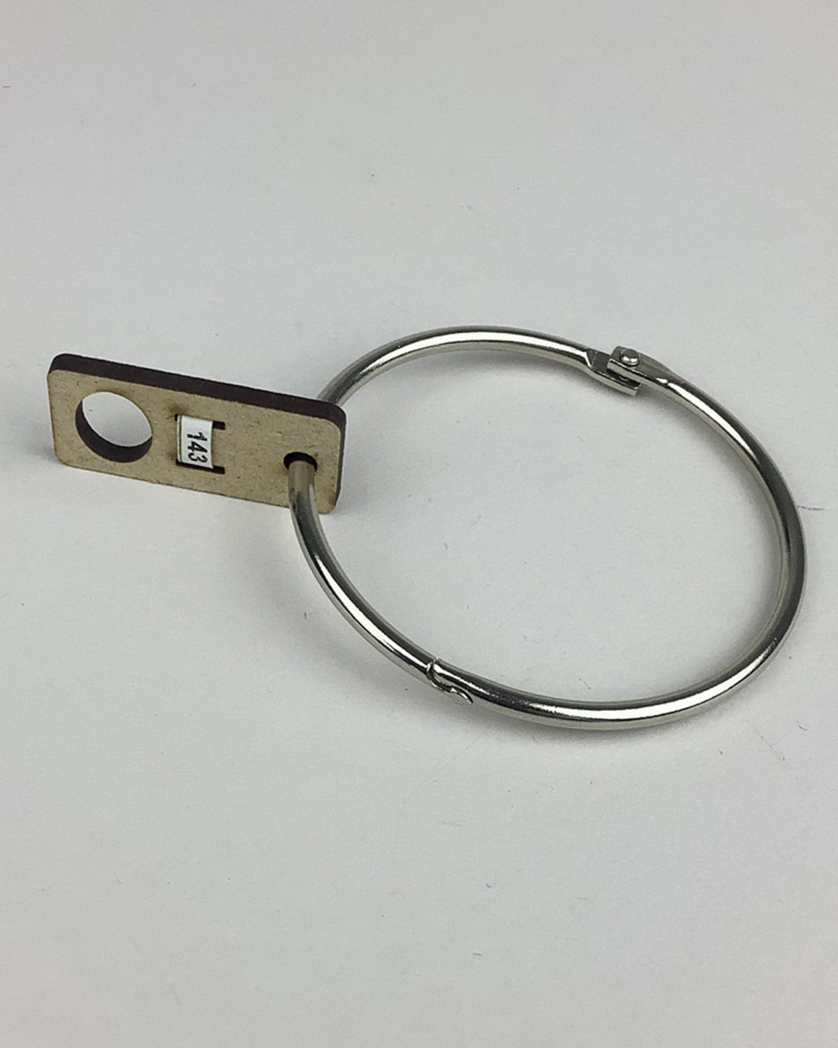 Trådholder i MDF – til broderigarn
