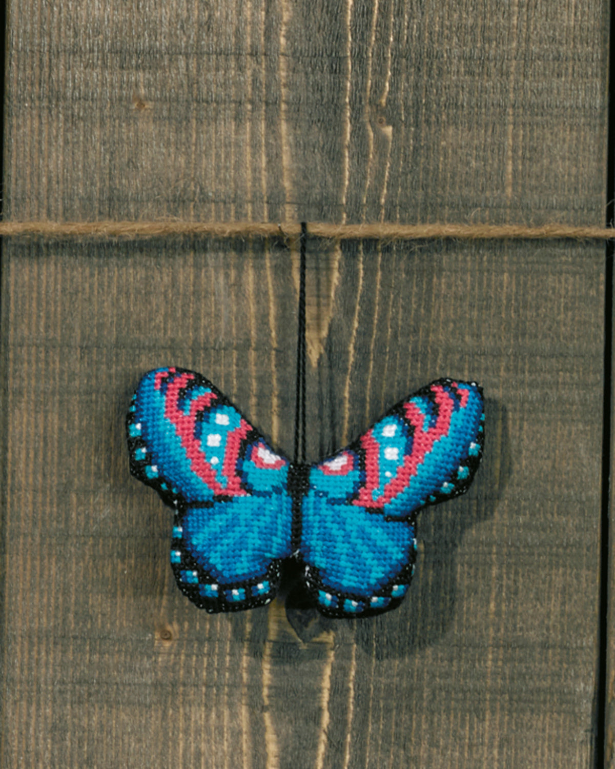 Sommerfugl ophæng blå – Broderikit (9 x 6 cm)