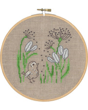 Fugl ved blomster – Broderikit (Ø18 cm)